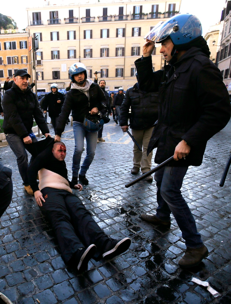 Illustration for article titled Dutch Soccer Hooligans Running Wild, Clashing With Riot Police In Rome